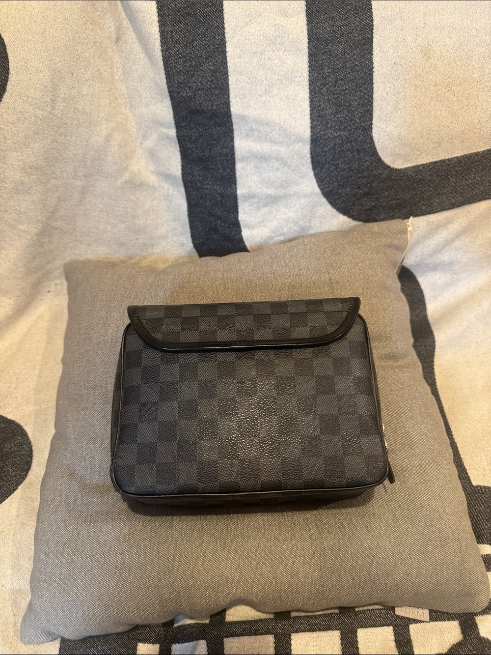 Louis Vuitton Damier Graphite Hanging Toiletry Kit - Picture 5 of 11